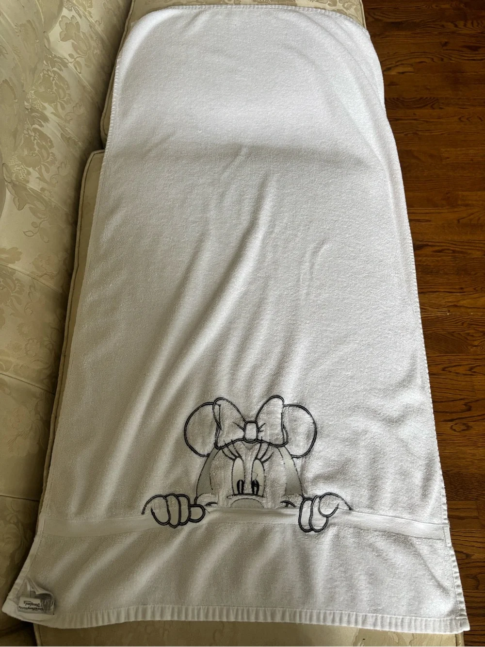 Vintage Embroidered Minnie Mouse Bath Towel Walt Disney Disneyland Resort 48”x24
